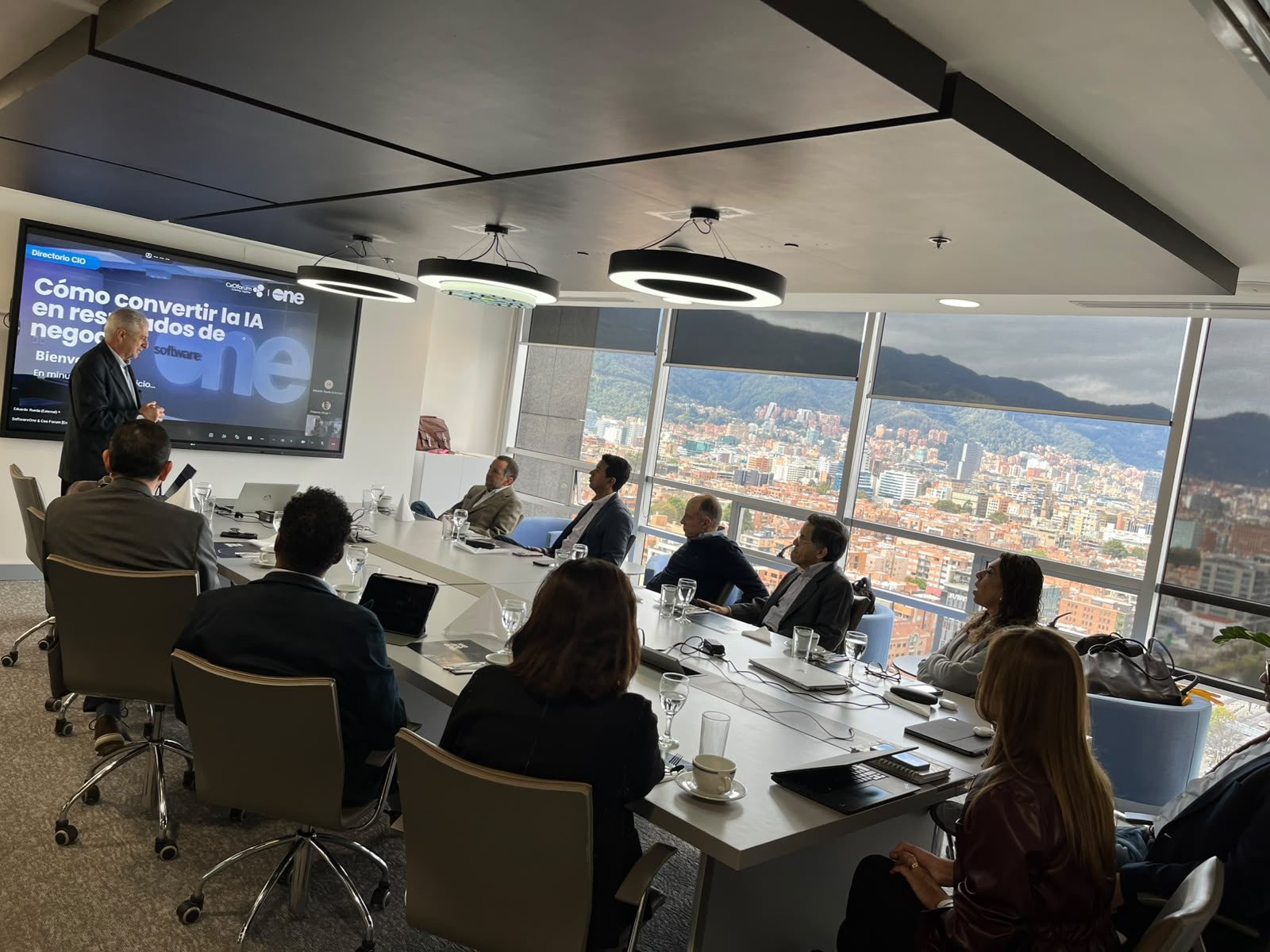 Mesa directiva con vista panorámica durante una sesión de trabajo de CxOforum