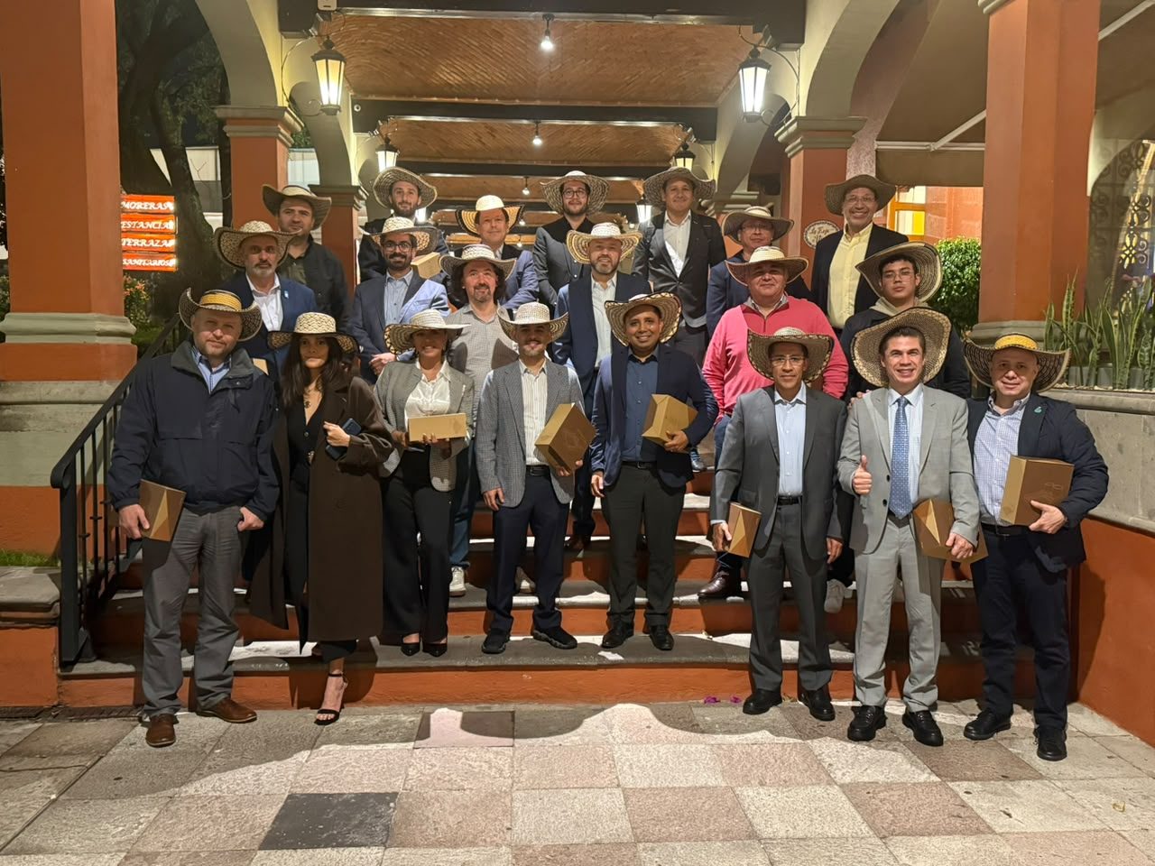 Miembros de la comunidad posando juntos al finalizar un encuentro presencial