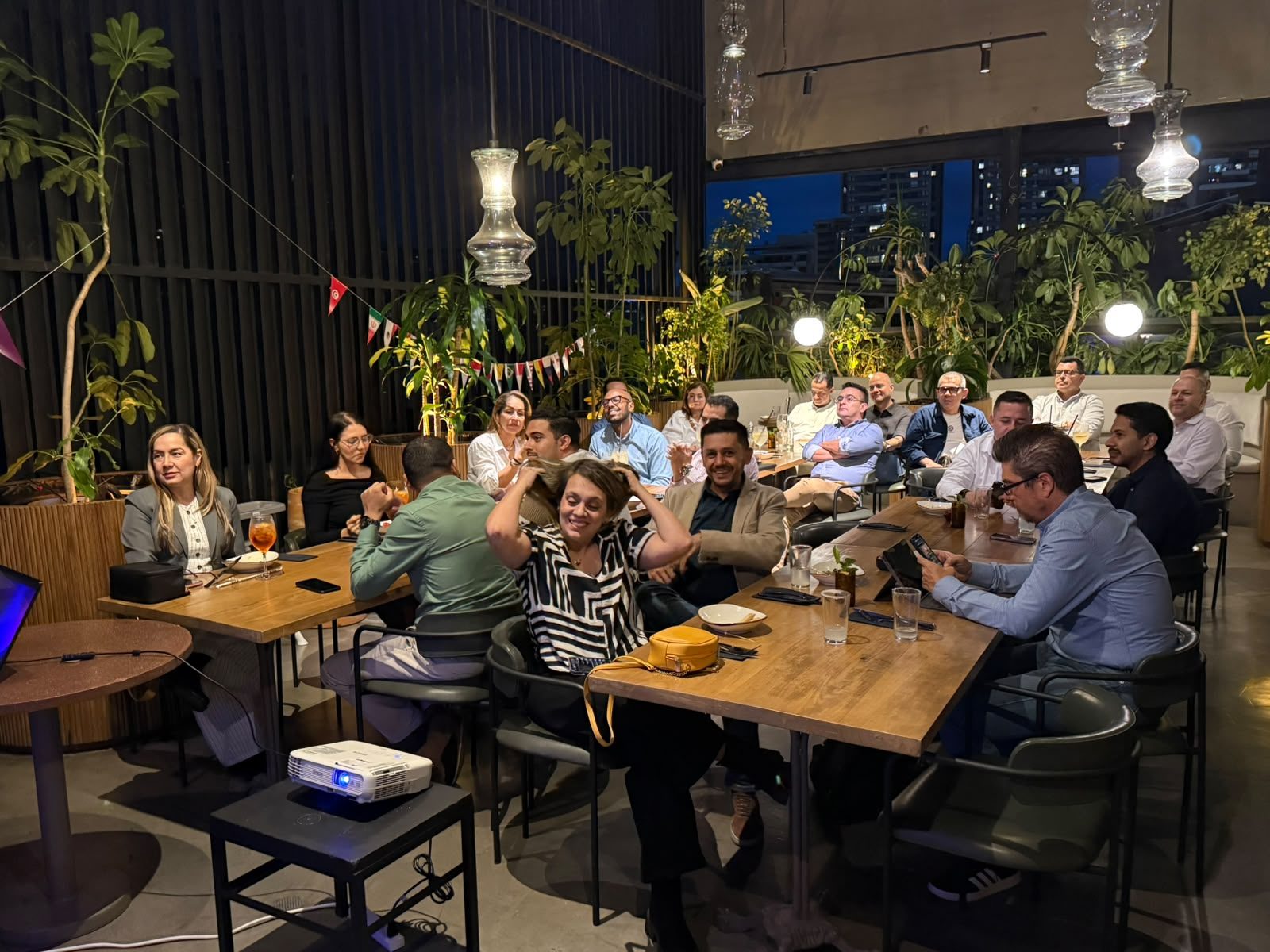 Conversación entre pares durante una cena de comunidad de CxOforum
